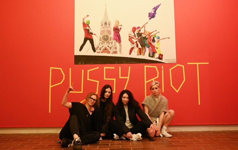 Una din componentele trupei Pussy Riot, care a evadat din arest deghizându-se în livrator, a fost dată în urmărire internațională de autoritățile ruse