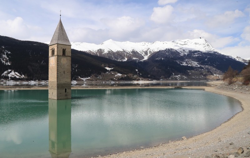 Un sat din Italia scufundat în 1950 a reapărut la suprafață, după ce lacul a fost secat temporar