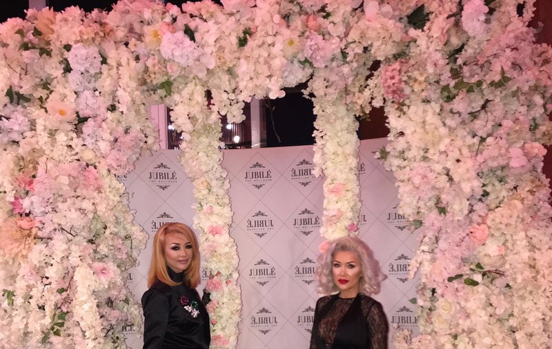 Denisa de la Bambi a împlinit 30 de ani. Cum a sărbătorit artista alături de prieteni. Fostul iubit i-a stat alături toată seara