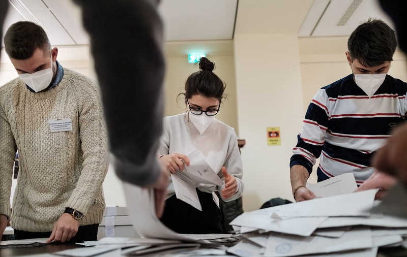 Tinerii români care s-au implicat în organizarea alegerilor la Berlin: „Nouă ne merge bine aici; nu putem să-i lăsăm pe cei de acasă de izbeliște”