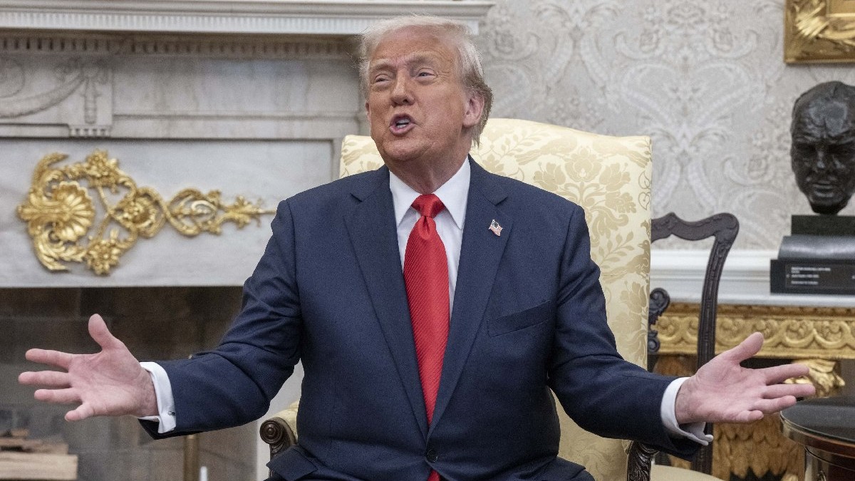 Președintele american Donald Trump se întâlnește cu prim-ministrul Republicii El Salvador Nayib Bukele în Biroul Oval de la Casa Albă din Washington, DC, luni, 14 aprilie 2025. Trump îmbrăcat în costum bleumarin, cămașă albă și cravată roșie