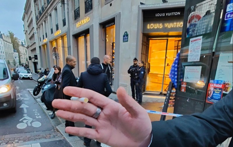 Spargere de aproape 1.000.000 de euro la un magazin Louis Vuitton din Paris. Patru hoți au intrat cu mașina în marșarier, apoi s-au făcut nevăzuți