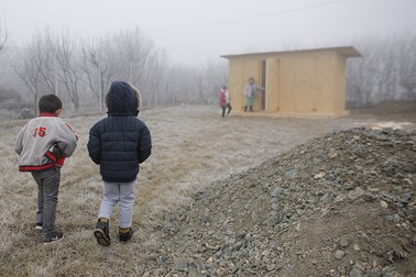 Așa arată toaleta din curte folosită de copii de grădiniță / foto: Inquam Photos / Octav Ganea