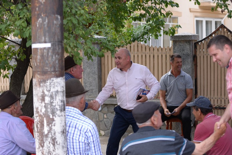 Acum câteva zile, alături de echipa de campanie, Palea a împărțit fluturași cu numele său și, fără mască, a dat mâna cu bătrânii comunei.