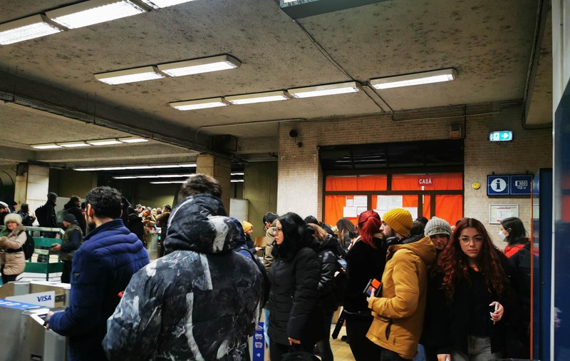 Aglomerație la metrou. Plata cu cardul la intrare, blocată