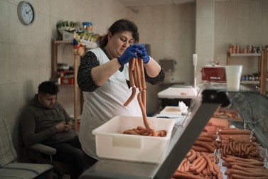 Monica Rezban la carmangeria românească din Burriana, Comunitatea Autonomă Valencia