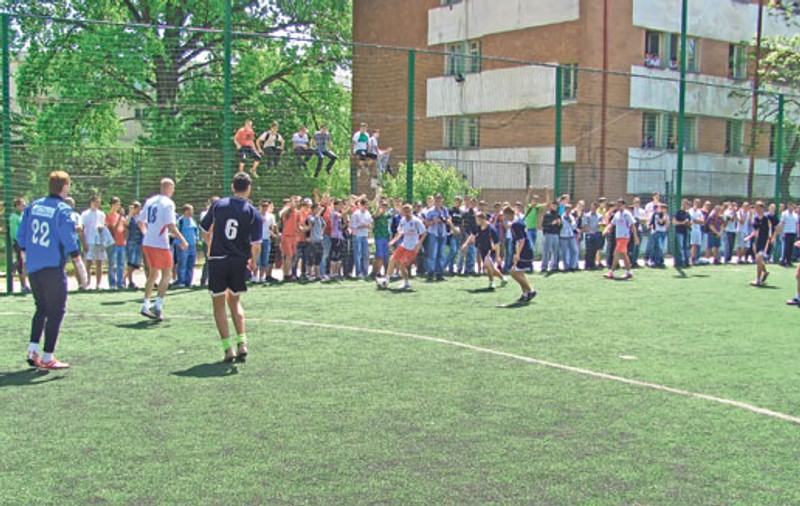 Video | Campioni în Liga I, jucătorii Oţelului, snopiţi de liceenii de la Auto! 