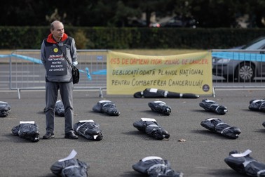 Membri ai comunității Declic protestează în fața Guvernului unde au adus 153 de saci simbolizând cadavrele românilor care mor zilnic de cancer, în Piața Victoriei din București, 17 octombrie 2023. Inquam Photos / George Călin