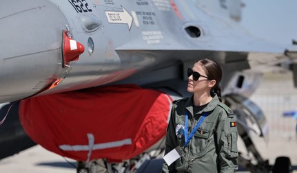 Bianca Botaș, în combinezon, în fața avionului său F-16 Fighting Falcon. Foto: Vlad Chirea / Libertatea