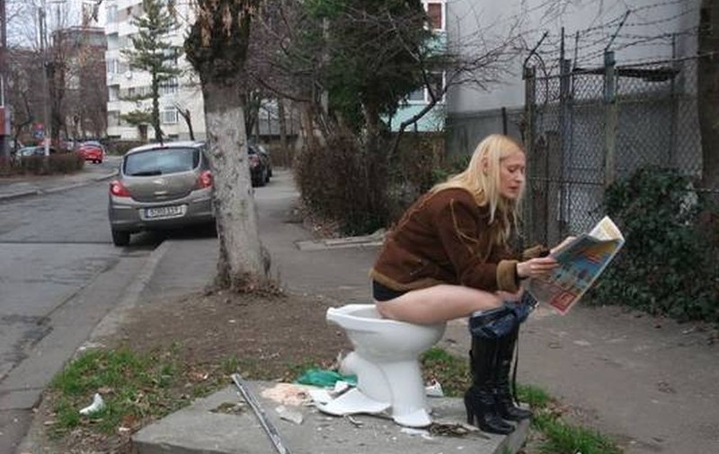 SOPRANA care s-a FOTOGRAFIAT pe WC în STRADĂ, a COMIS-O DIN NOU! De data asta GOALĂ PUŞCĂ!