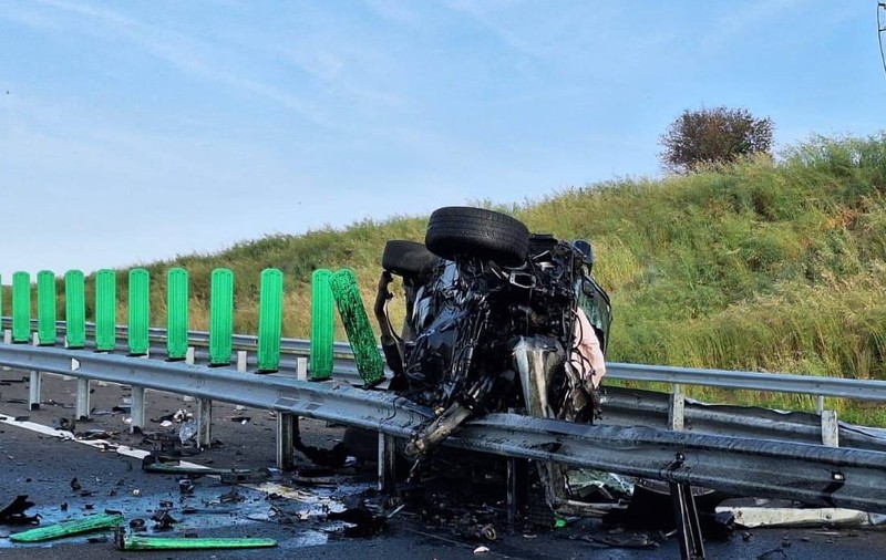 Accident spectaculos pe drumul expres spre Craiova. Mașina e praf, șoferul a scăpat în mod miraculos