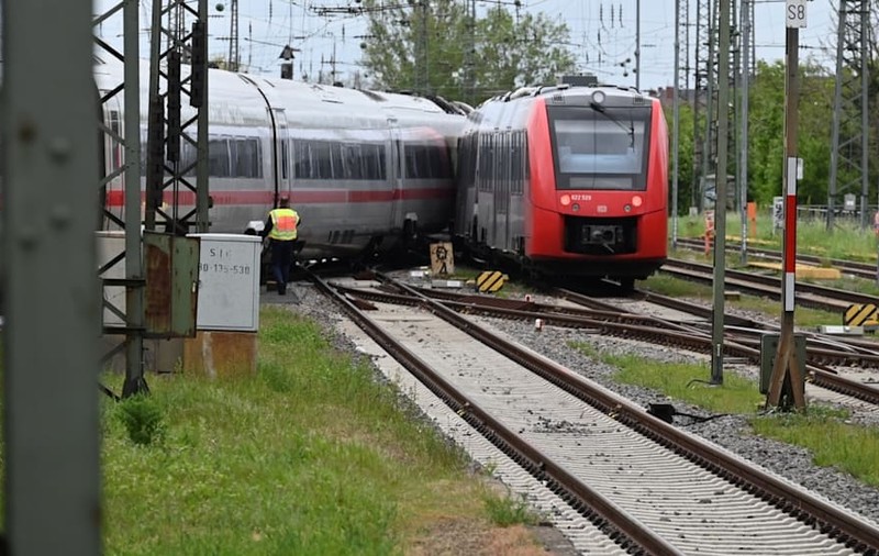 Două trenuri s-au ciocnit în Germania. Sute de pasageri au fost evacuați