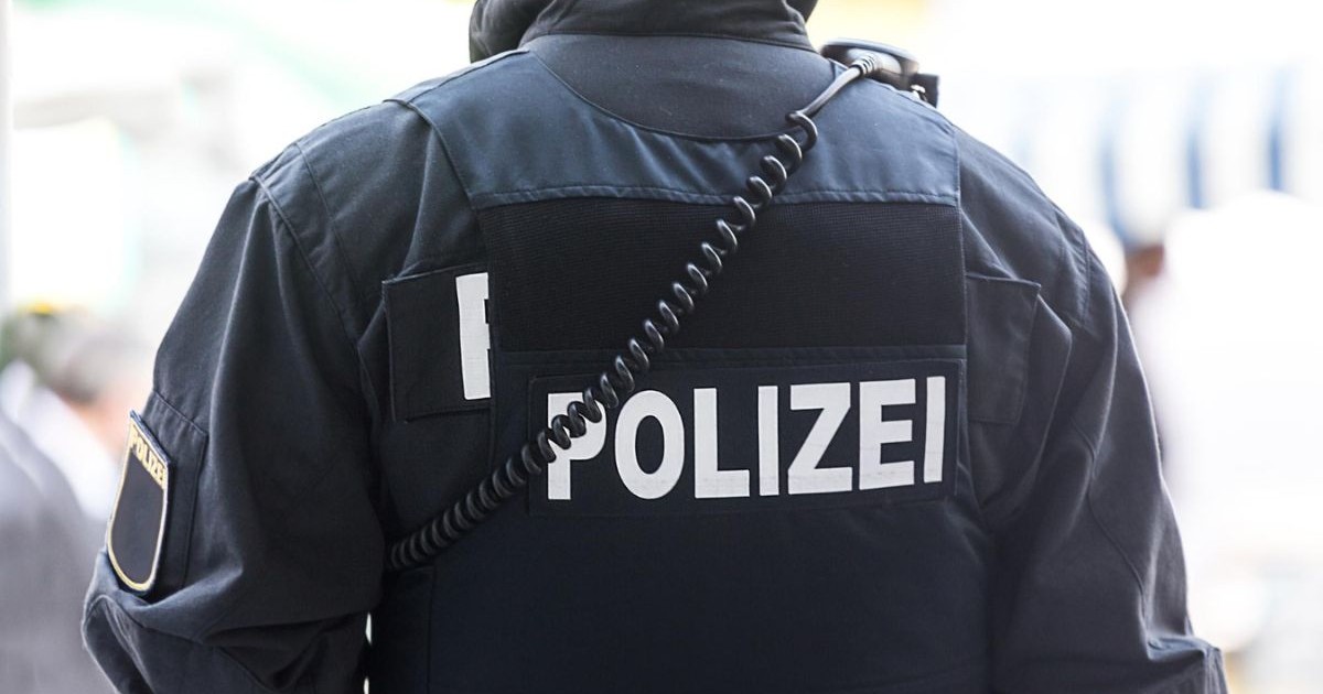 bărbat cu vestă de poliție di Germania, cu inscripția „POLIZEI”