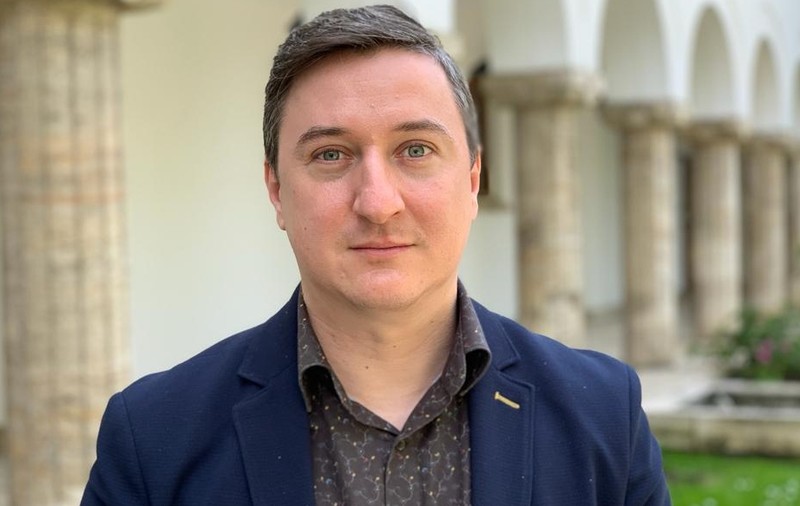 Cristian Andrei, jurnalistul de la Europa Liberă care a dezvăluit modul în care cheltuie partidele banii publici în presă, este câștigătorul Premiului Ion Rațiu 2022