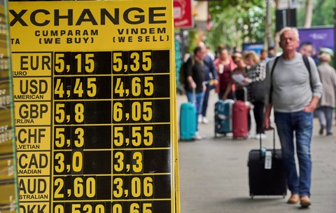 Leul, la al patrulea record negativ consecutiv în fața euro. Ce se întâmplă în privința cursului valutar