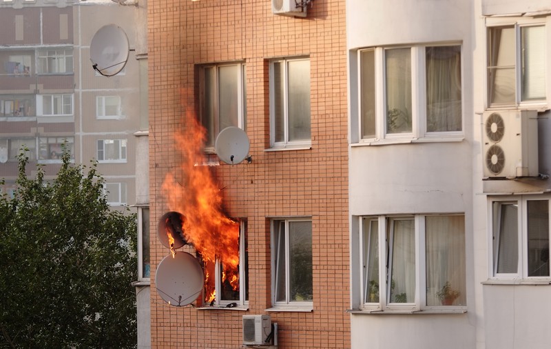 SALVAT de la MOARTE după ce a fost ARUNCAT pe GEAM de...