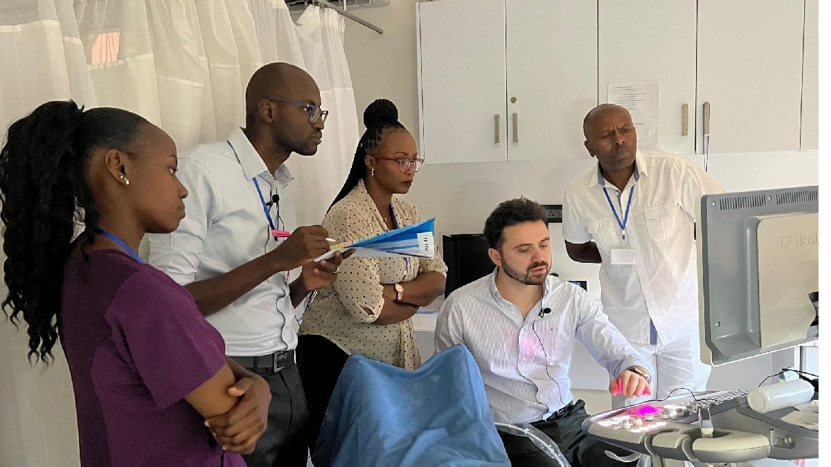 La o masa stau mai multi medici africani si un medic roman, Alin Constantin.Povestea medicului român plecat în Africa să aline suferința ce chinuie milioane de femei