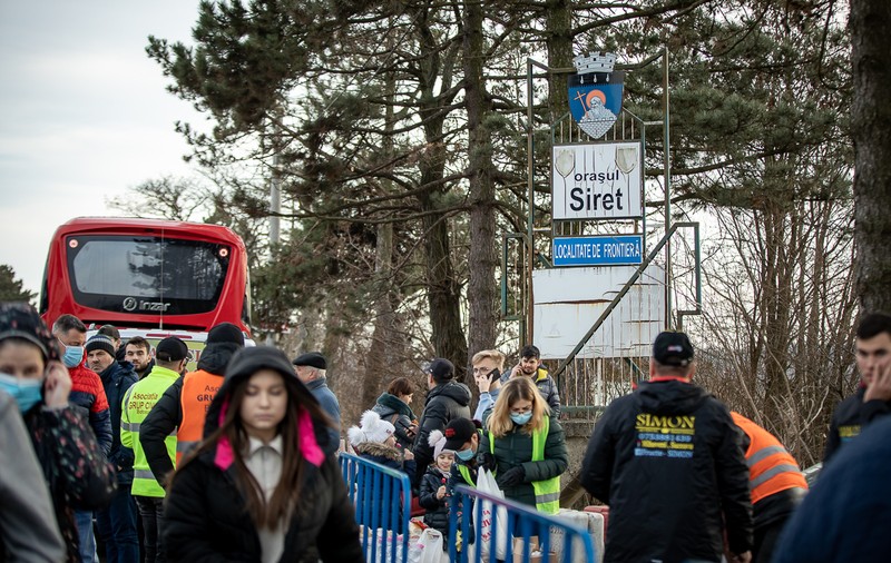 Interviu cu unul dintre voluntarii de la vama Siret. „Corturile pentru refugiați apar la televizor, dar noi nu le-am văzut fizic. Poate le țin ascunse undeva prin oraș”