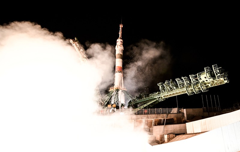 O rachetă Soiuz, cu doi cosmonauţi ruşi şi o austronaută americană, a ajuns pe ISS. Sectorul spațial, unul din puținele în care SUA și Rusia mai cooperează