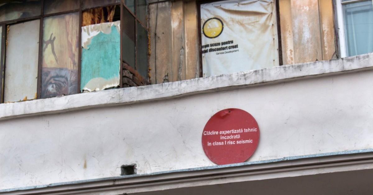 clădire din București în clasa 1 de risc seismic, adică cu bulină roșie,