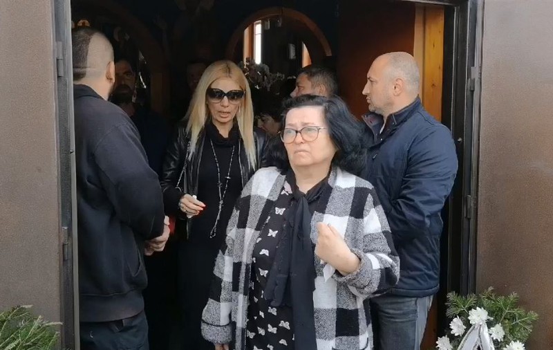 Ce au cerut vedetele la sfârșitul slujbei de înmormântare a lui Răzvan Ciobanu | FOTO