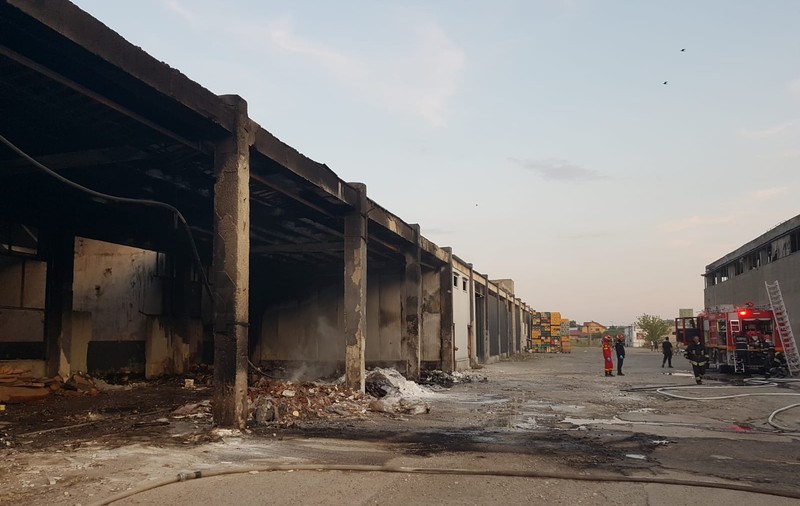 Incendiu puternic la un depozit din Vaslui. Cetățenii, informați prin RO-ALERT cu privire la degajarea mare de fum toxic