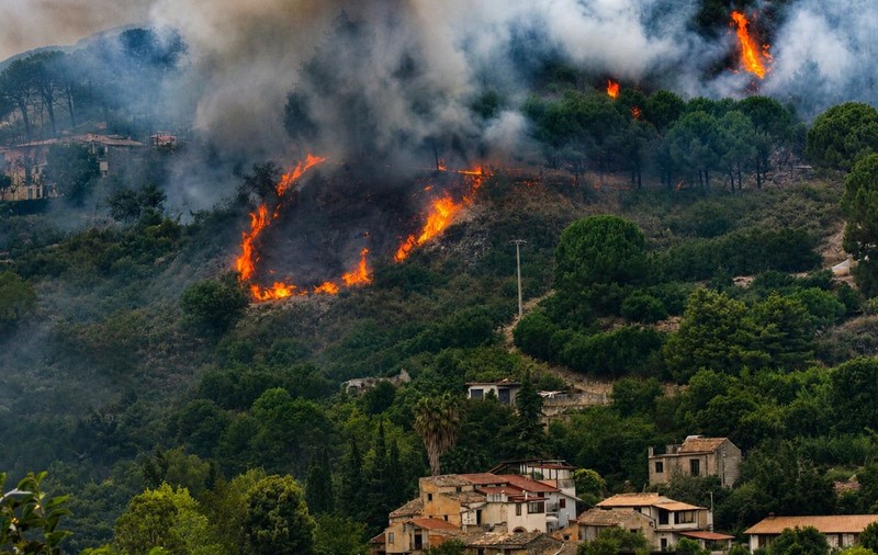 Europa de Sud arde la peste 44°C: Palermo în pană de curent, mii de evacuați lângă Bordeaux și flăcări necontrolate în Sicilia