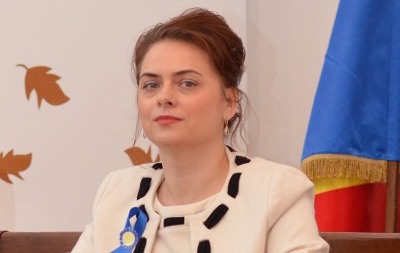 Șefa ISJ Iași, după ce a fost acuzată că a folosit șoferul și mașina instituției pentru a-și lua fiul de la școală: ”Nu este copilul meu. Copilul meu e băiat”. Pe filmare apare un băiat