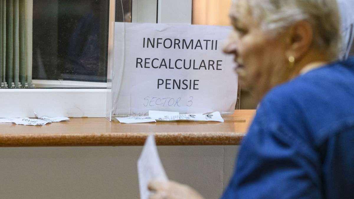 O femeie îmbrăcată în albastru este în sediul Casei de Pensii a Municipiului București, la biroul de recalculări