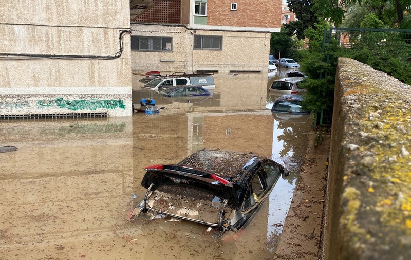 Inundații pe coasta mediteraneană a Spaniei. Imagini dramatice din Murcia, cu apele care iau un cărucior cu tot cu copil