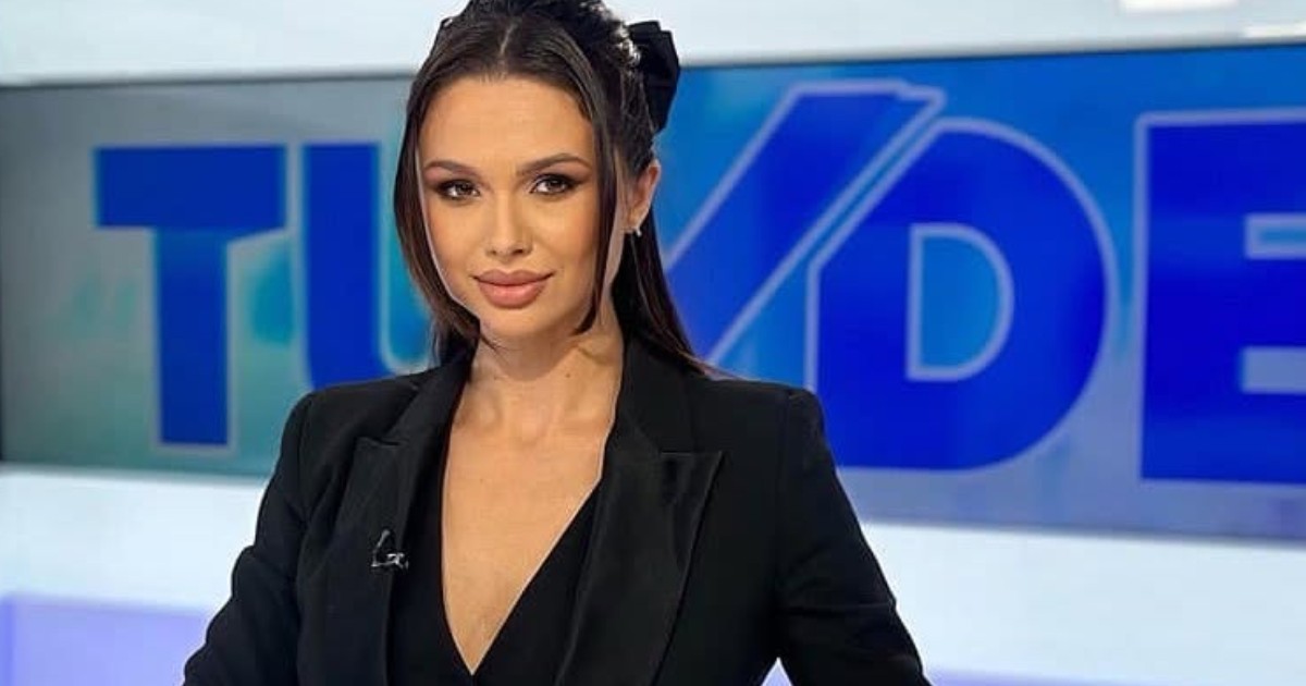 Ana-Maria Păcuraru la pupitru. Aceasta poartă un sacou negru
