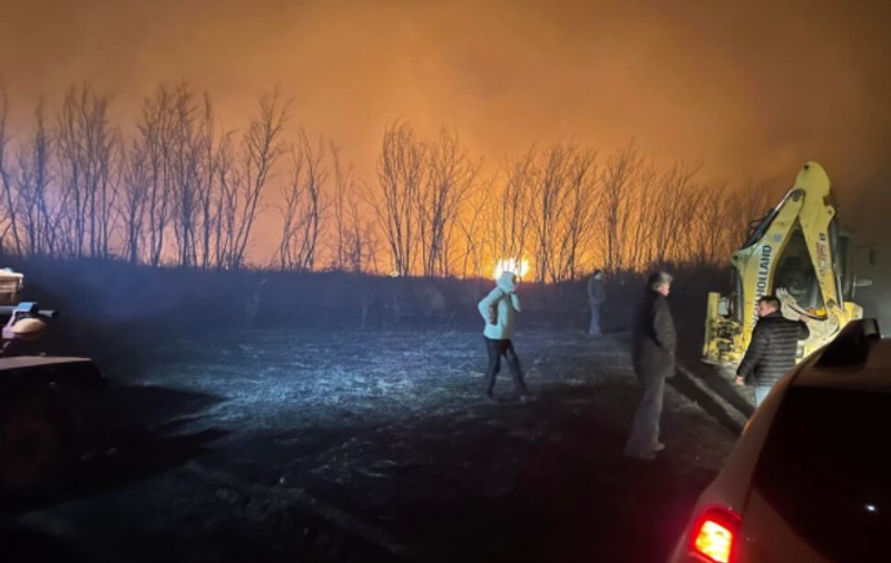 Incendiu de proporții, de vegetație uscată, în Dolj. Intervin patru autospeciale de pompieri
