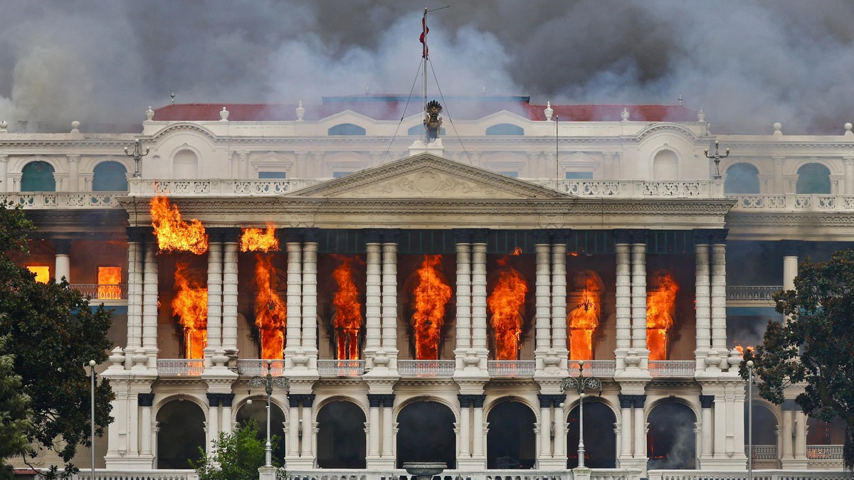 Un incendiu mistuie Singha Durbar, clădirea administrativă principală a guvernului Nepalului, în Kathmandu, pe 9 septembrie 2025