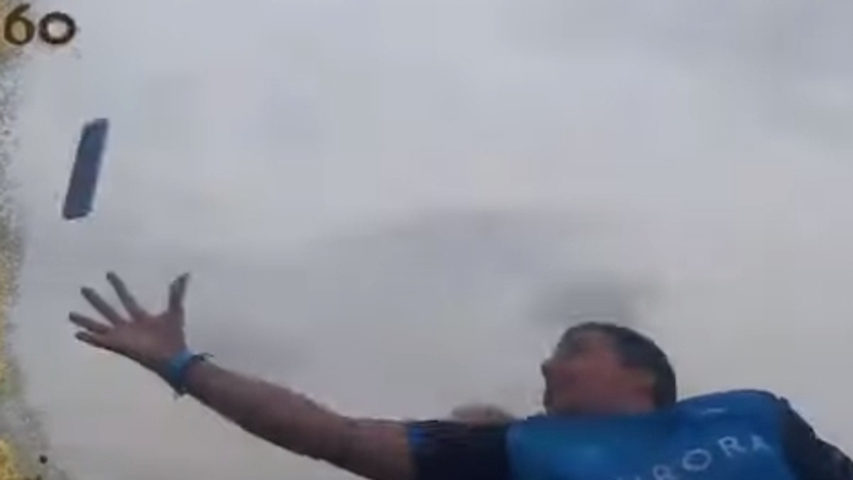Un tânăr aflat într-un montagne-russe a prins din zbor un mobil care-i scăpase din mână altui client!