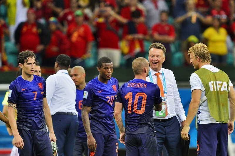 epa04254924 Dutch players celebrate with coach Louis van Gaal (2-R) after winning the FIFA World Cup 2014 group B preliminary round match between Spain and the Netherlands at the Arena Fonte Nova in Salvador, Brazil, 13 June 2014. (RESTRICTIONS APPLY: Editorial Use Only, not used in association with any commercial entity - Images must not be used in any form of alert service or push service of any kind including via mobile alert services, downloads to mobile devices or MMS messaging - Images must appear as still images and must not emulate match action video footage - No alteration is made to, and no text or image is superimposed over, any published image which: (a) intentionally obscures or removes a sponsor identification image; or (b) adds or overlays the commercial identification of any third party which is not officially associated with the FIFA World Cup) EPA/KOEN VAN WEEL EDITORIAL USE ONLY