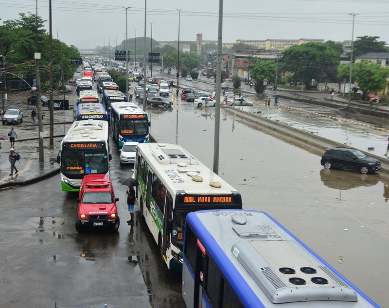 Norma, o pensionară din Rio de Janeiro, a rămas în casă, deși apa ajunsese la un metru înălțime: „Nu-mi las agoniseala de-o viață”. 12 oameni au murit în urma inundațiilor