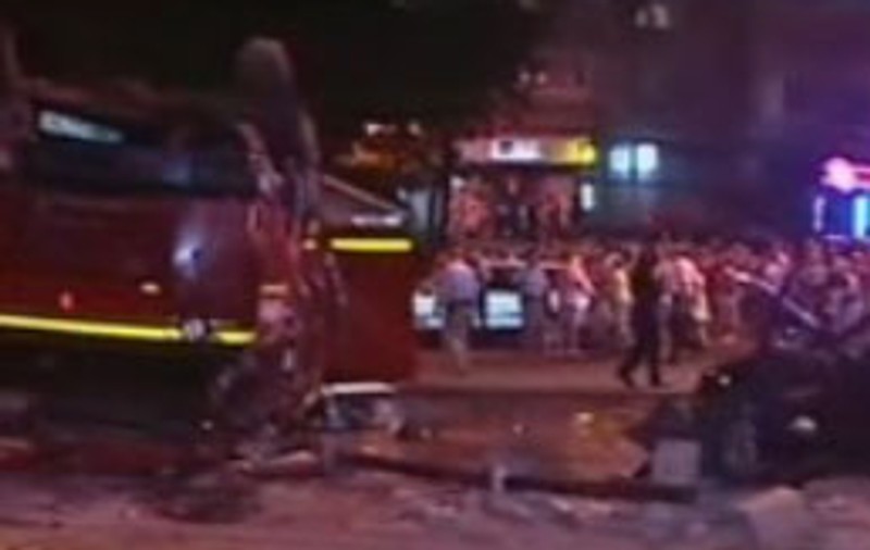 Maşină de pompieri, răsturnată de un şofer neatent / Video