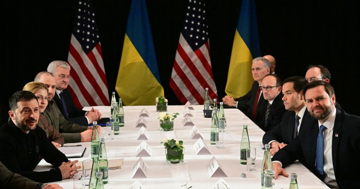Vicepreședintele american JD Vance (dreapta), secretarul de stat american Marco Rubio (al doilea din dreapta) și președintele ucrainean Volodymyr Zelensky (stânga) se întâlnesc în marja celei de-a 61-a Conferințe de securitate de la Munchen (MSC) la Munchen, în sudul Germaniei, la 14 februarie 2025.