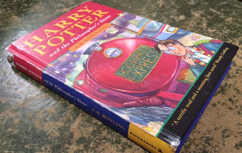 Un exemplar rar din prima ediție „Harry Potter și piatra filosofală”, scos la licitație cu 230.000 de euro