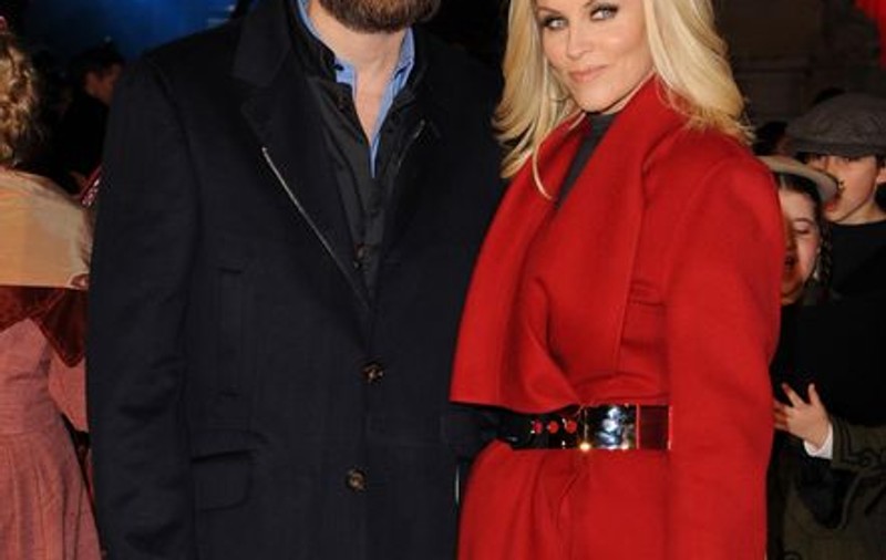 Jim Carey i-a scris pe cer lui Jenny McCarthy că o iubeşte 