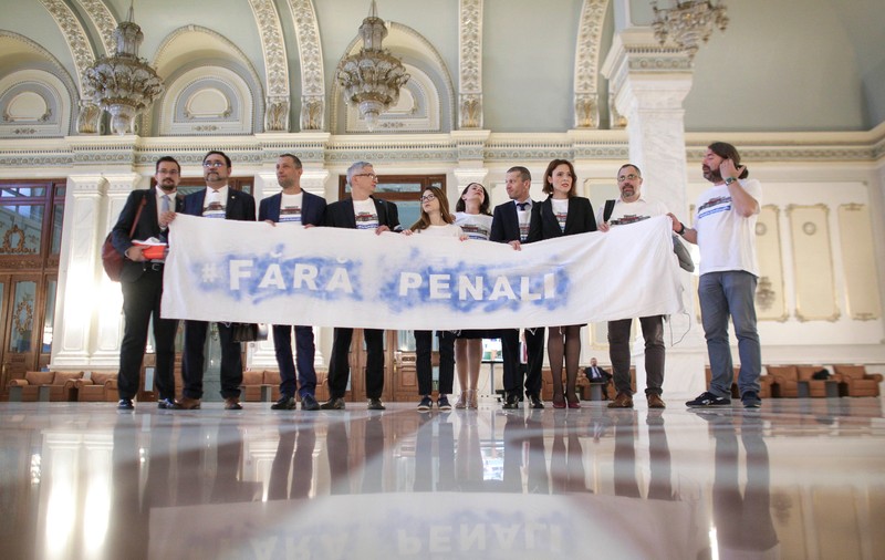 Inițiativa “Fără penali în funcţii publice” a fost adoptată de Camera Deputaților. Votul decizional, la Senat