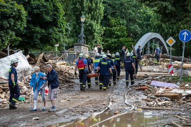 Mai mulți bătrâni sunt evacuați din orașul Bad Neuenahr, în timp ce pompierii încă îi caută pe cei dispăruți | Foto: EPA