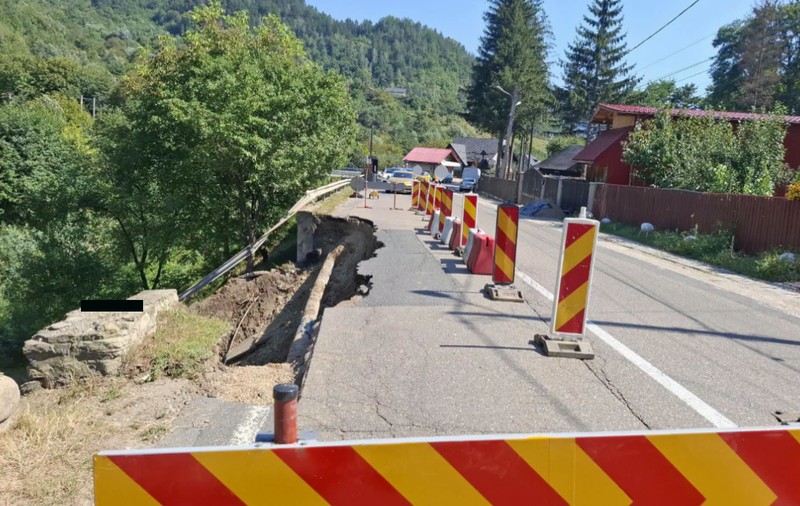O parte din carosabil s-a prăbușit pe DN 10, în Lunca Priporului, județul Buzău, după spargerea unei conducte de apă. Circulația, restricționată 
