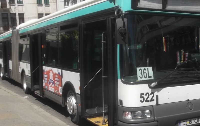 O femeie a fost luată la bătaie cu o cârjă într-un autobuz din Cluj de un pensionar, în mijlocul călătorilor: „Te omor!”