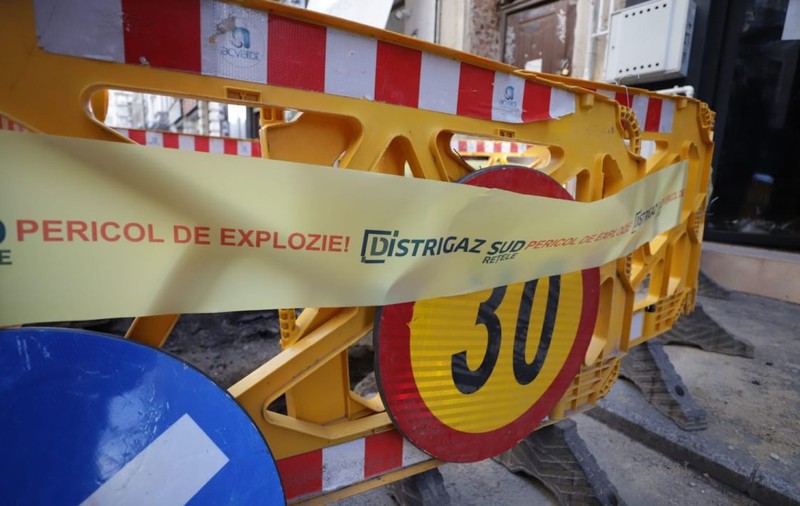 Un liceu din Constanţa a fost evacuat, după ce un tânăr de 18 ani a intrat cu maşina într-o ţeavă de gaz. Circulația în zonă, blocată