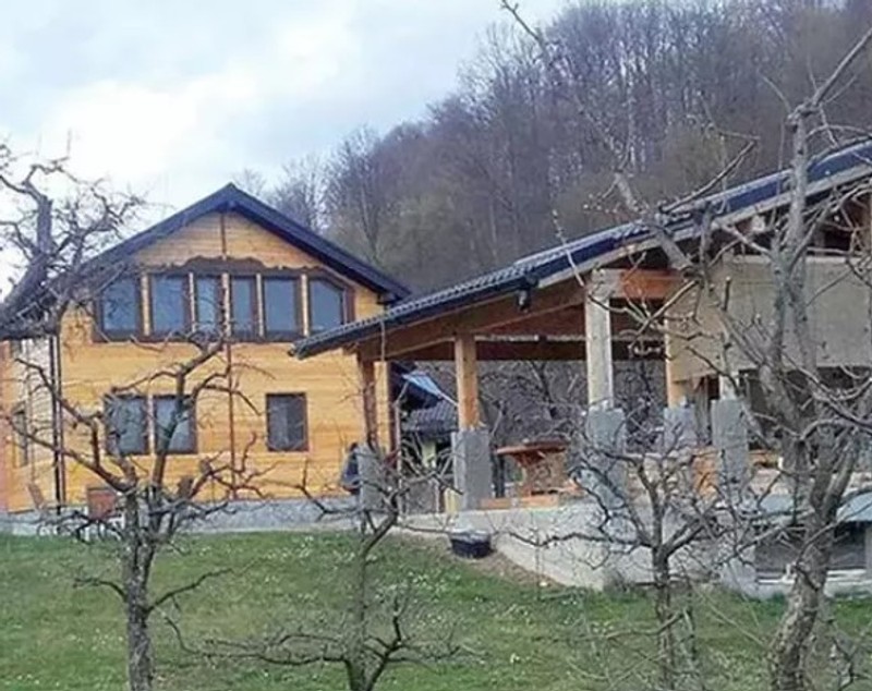 Imagini cu casa lui Cheloo din Breaza. S-a mutat la țară și nu se ferește de treburile gospodărești