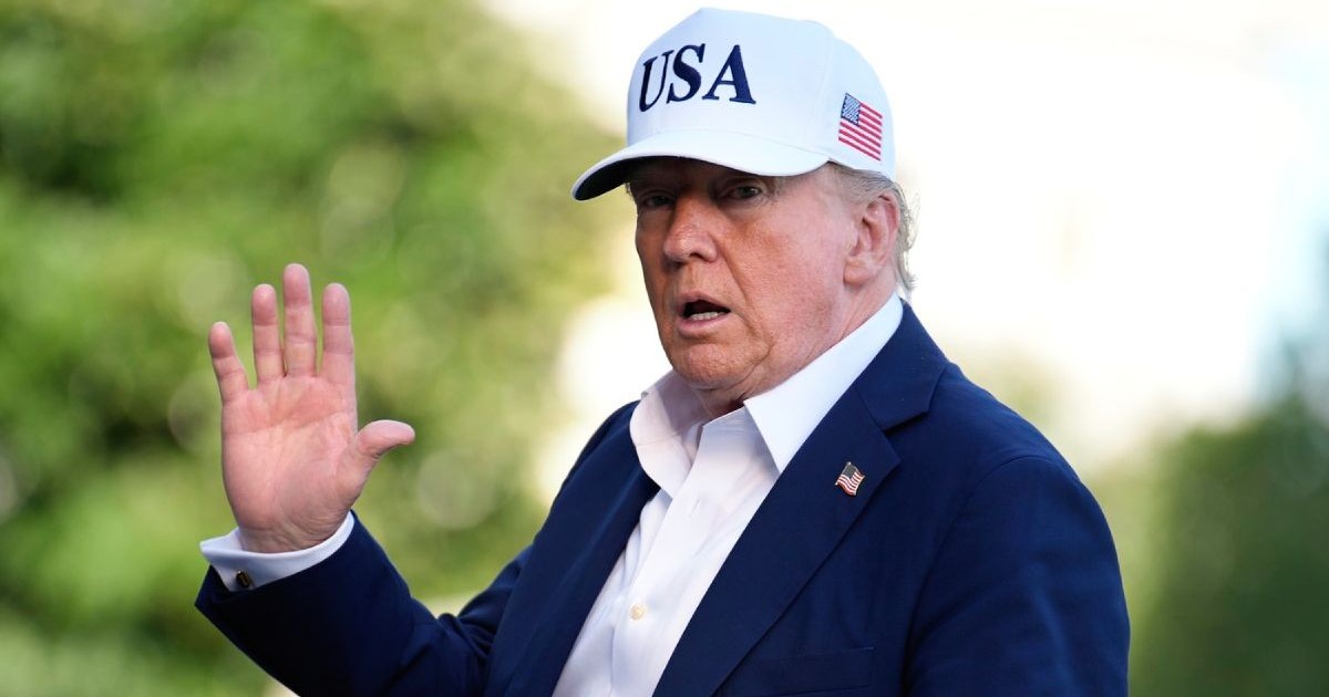 Președintele SUA, Donald Trump, in aer liber, cu o sapca alba pe cap, inscriptionata USA si steagual Americii, un sacoul inchis la culoare si o camasa albă, cu mana dreapta ridicata in semn de salut, 7 iulie 2025, CAsa Albă, Washington, DC