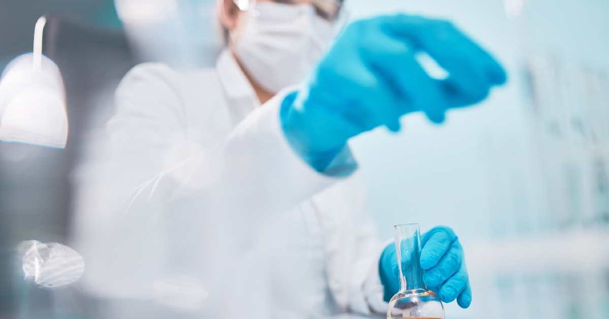 Tehnician de laborator face analize