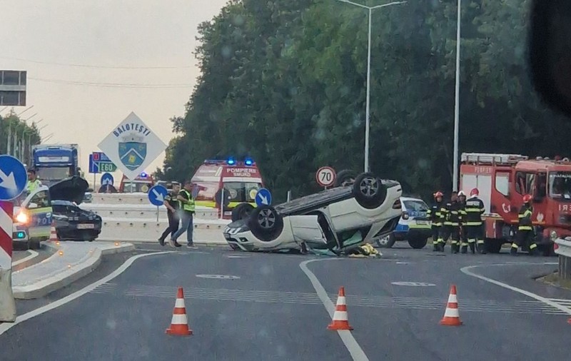 „A murit de la Mercedes”, la Balotești. Șoferul unui SUV de lux răsturnat de un Logan a fost aruncat prin trapă