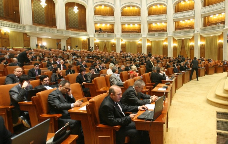 EXCLUSIV/ Cheltuielile Camerei Deputaților, în 2016: Instalații de măsurare a trăsnetului, de 81.000 de lei, și perdele de aer cald, în valoare de 44.000 de lei